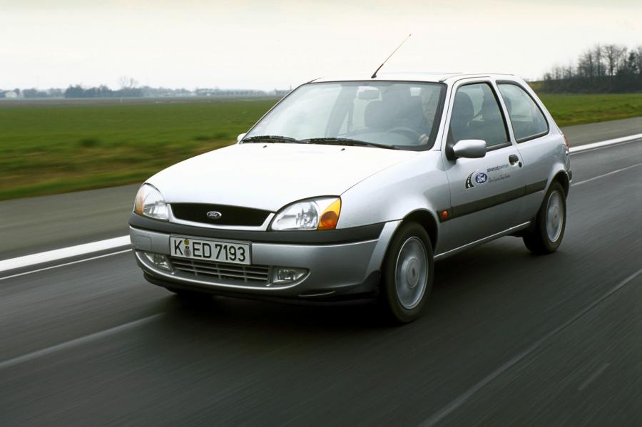  Ford Fiesta 2000 года  (фото 24 из 40)